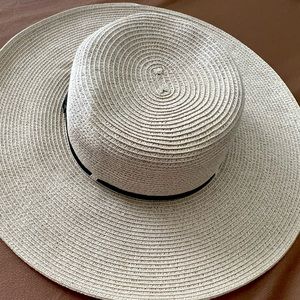 Straw hat with brown details.